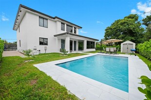 457 Lafayette Dr in Miami Springs, FL - Building Photo