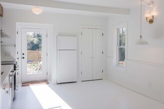 318 Oak Street, Unit Apt B (Downstairs) in Charlottesville, VA - Building Photo - Building Photo