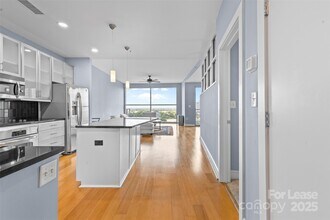 333 W Trade St in Charlotte, NC - Building Photo - Building Photo