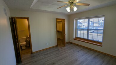 245 SW Chartwell Pl in Lee's Summit, MO - Foto de edificio - Building Photo