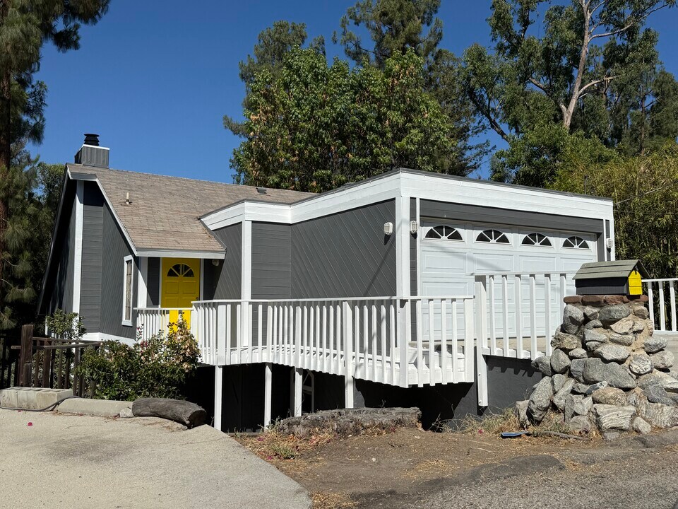 4335 Morro Dr in Woodland Hills, CA - Foto de edificio