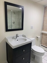 217 18th Ave, Unit Lower Level Studio in Kirkland, WA - Foto de edificio - Building Photo