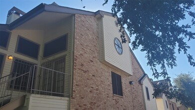 2425 Holly Hall St in Houston, TX - Foto de edificio - Building Photo