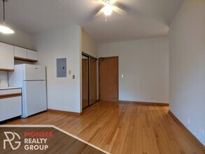 634 W Barry Ave, Unit 408 in Chicago, IL - Building Photo - Building Photo