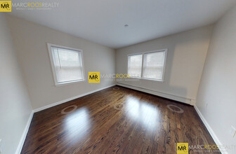 58 Kent St, Unit 1A in Brookline, MA - Foto de edificio - Building Photo