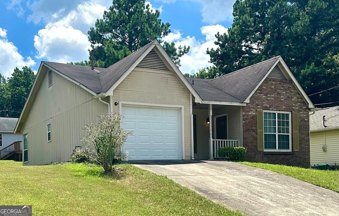 5531 Marbut Forest Way in Lithonia, GA - Building Photo