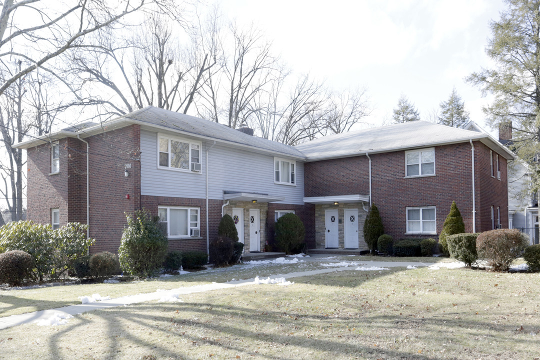 200-210 Broad Ave in Leonia, NJ - Foto de edificio
