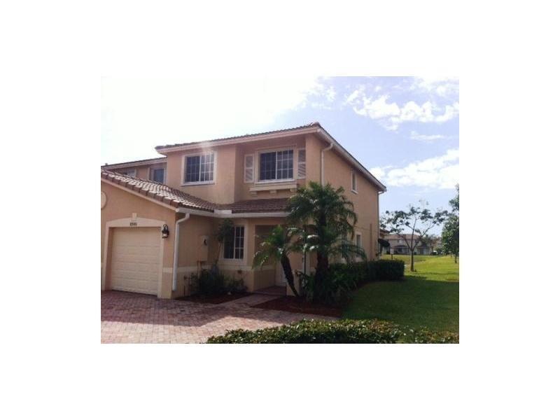 8980 Chambers St in Tamarac, FL - Building Photo
