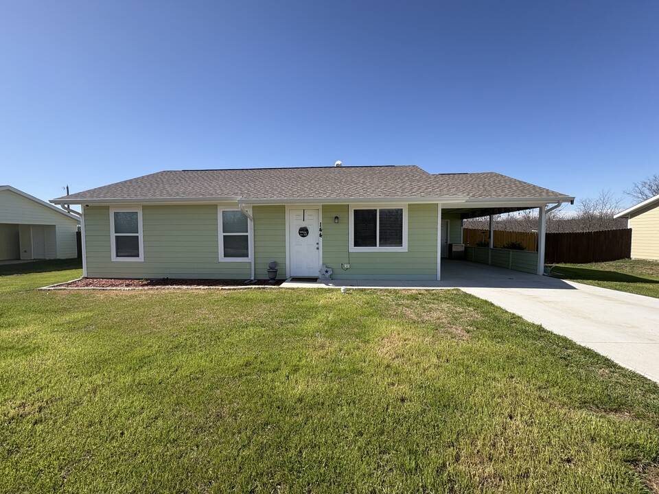 144 Bridlewood Ln in Bridgeport, TX - Building Photo