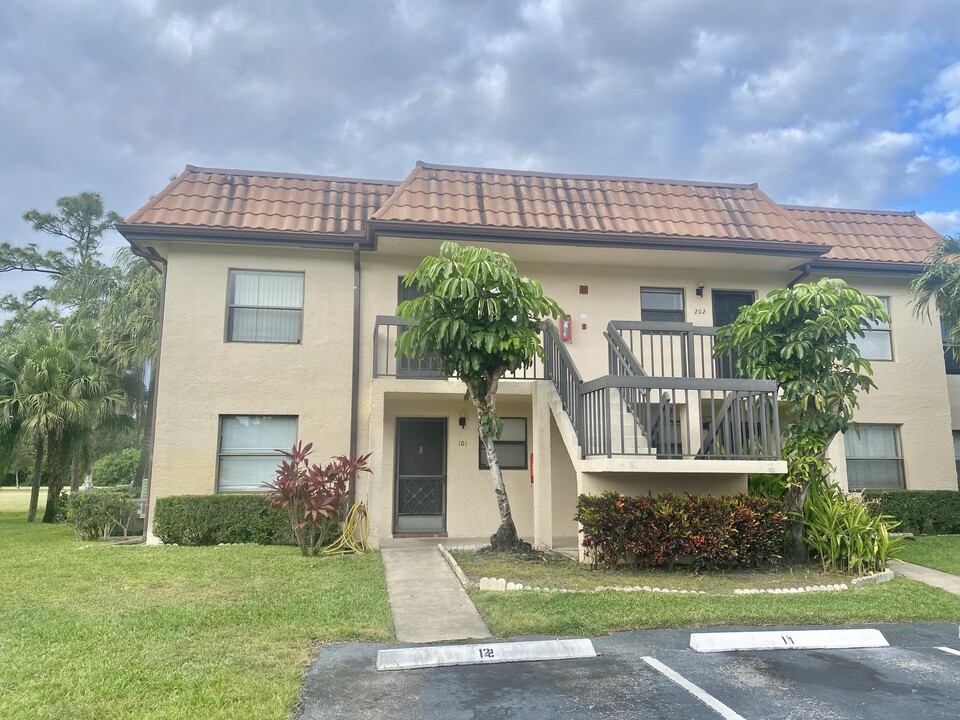 7101 Golf Colony Ct in Greenacres, FL - Foto de edificio