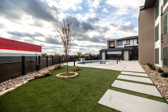 Plazzio Place Apartments in Wichita, KS - Foto de edificio - Building Photo