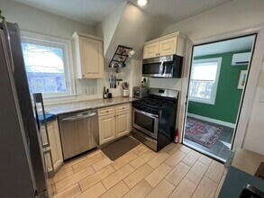 32 Hautevale St, Unit 2 in Boston, MA - Building Photo - Building Photo