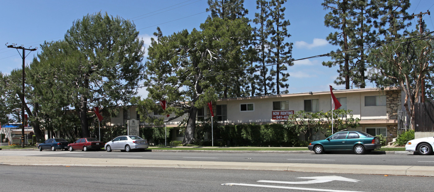 Pine Terrace in Whittier, CA - Foto de edificio