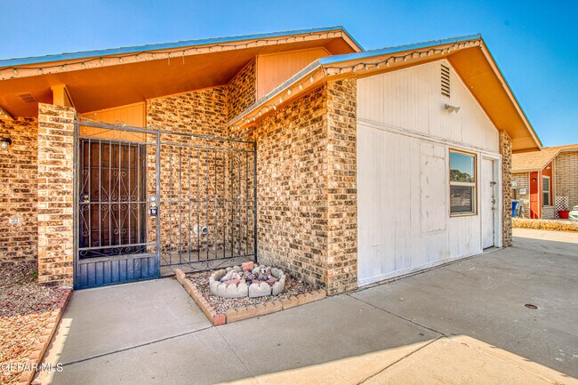 1005 Southwestern Dr in El Paso, TX - Building Photo - Building Photo