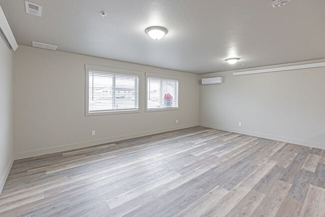 6227 N Silver Fox Rd, Unit 1 in Ammon, ID - Foto de edificio - Building Photo