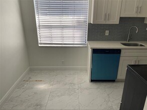 770 NE 38th St in Oakland Park, FL - Foto de edificio - Building Photo