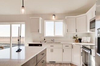 1186 Marlys Dr W in West Fargo, ND - Building Photo - Building Photo