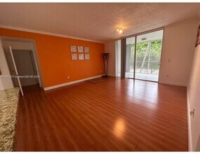 9725 NW 52nd St in Doral, FL - Building Photo - Building Photo