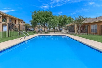 Beeville Station Apartments in Beeville, TX - Foto de edificio - Building Photo