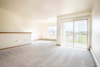 Pondview Apartments in Lake Mills, WI - Foto de edificio - Building Photo