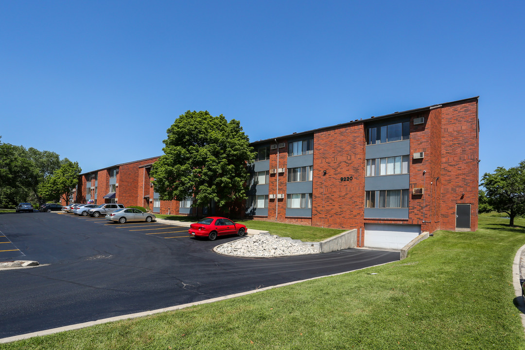 Glenbrook Apartments in Milwaukee, WI - Building Photo