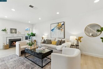 208 Siskiyou Ct in Walnut Creek, CA - Building Photo - Building Photo