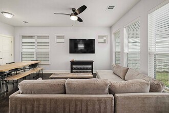 2813 Stock Dr in Austin, TX - Foto de edificio - Building Photo