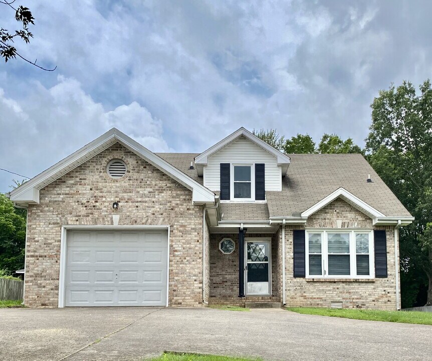 1316 Sun Valley Rd in Clarksville, TN - Building Photo