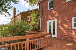 21 W Taylor Run Pkwy in Alexandria, VA - Building Photo