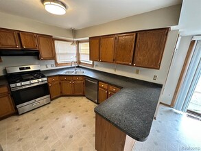 577 Lexington Dr in Rochester Hills, MI - Building Photo - Building Photo