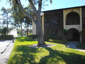 523 Shady Pine Way in Greenacres, FL - Building Photo