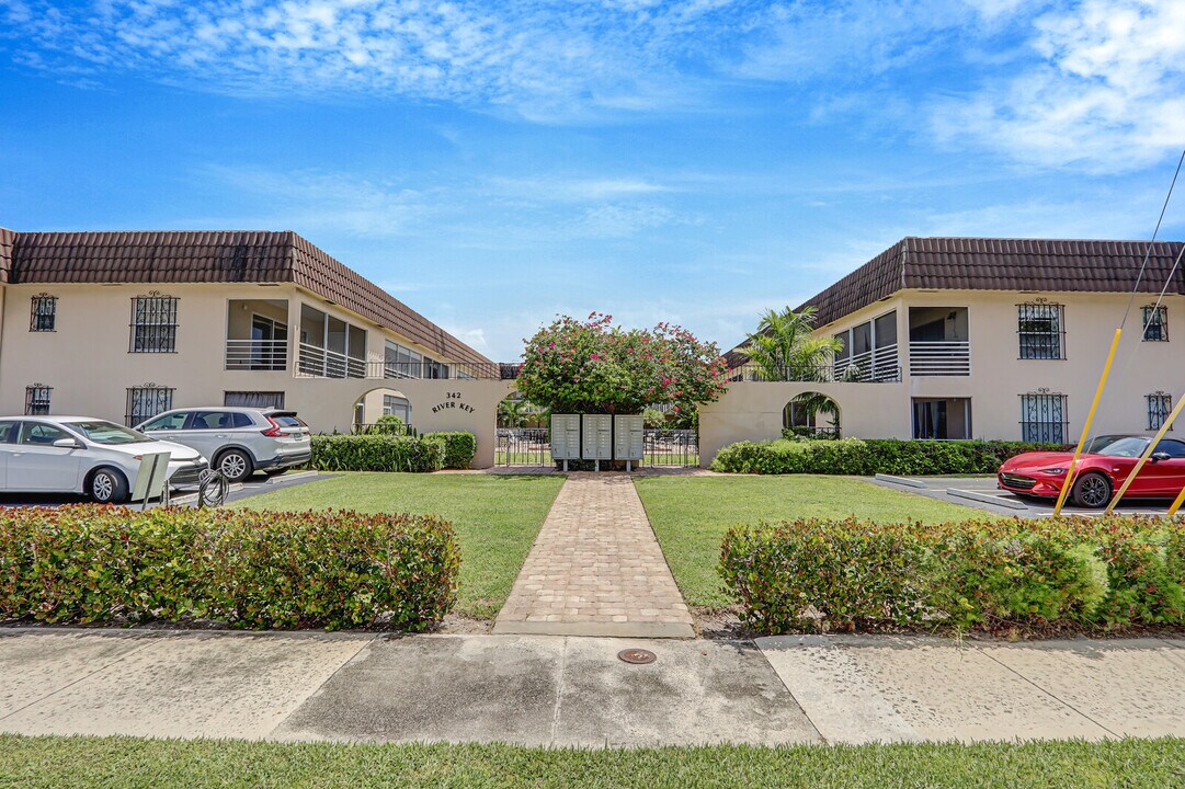 342 Southwind Dr in North Palm Beach, FL - Building Photo