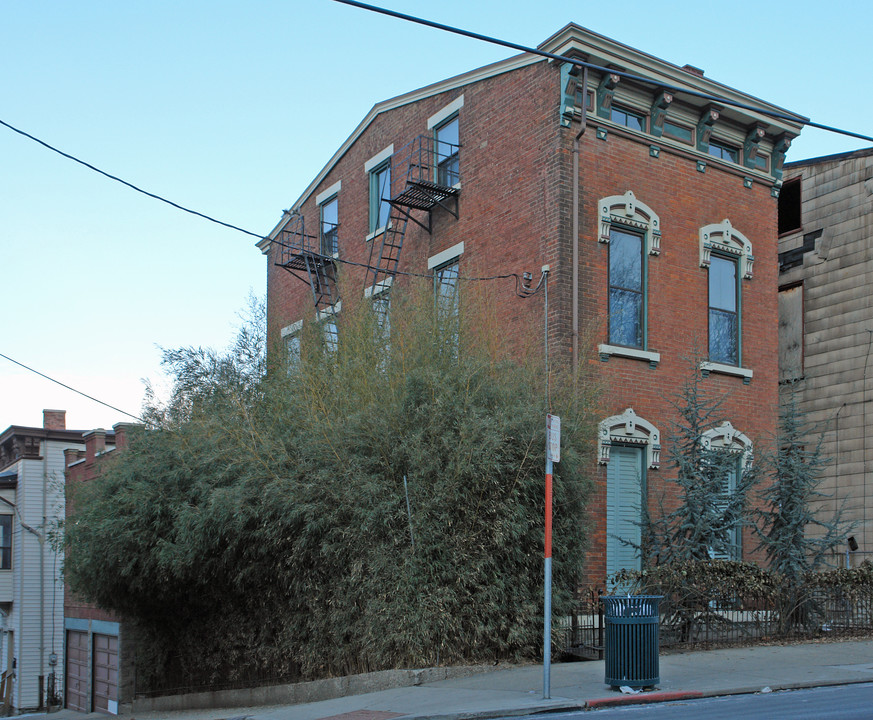 2501 W McMicken Ave in Cincinnati, OH - Building Photo