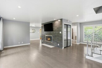 2010 Santa Cruz Ave in Menlo Park, CA - Building Photo - Building Photo