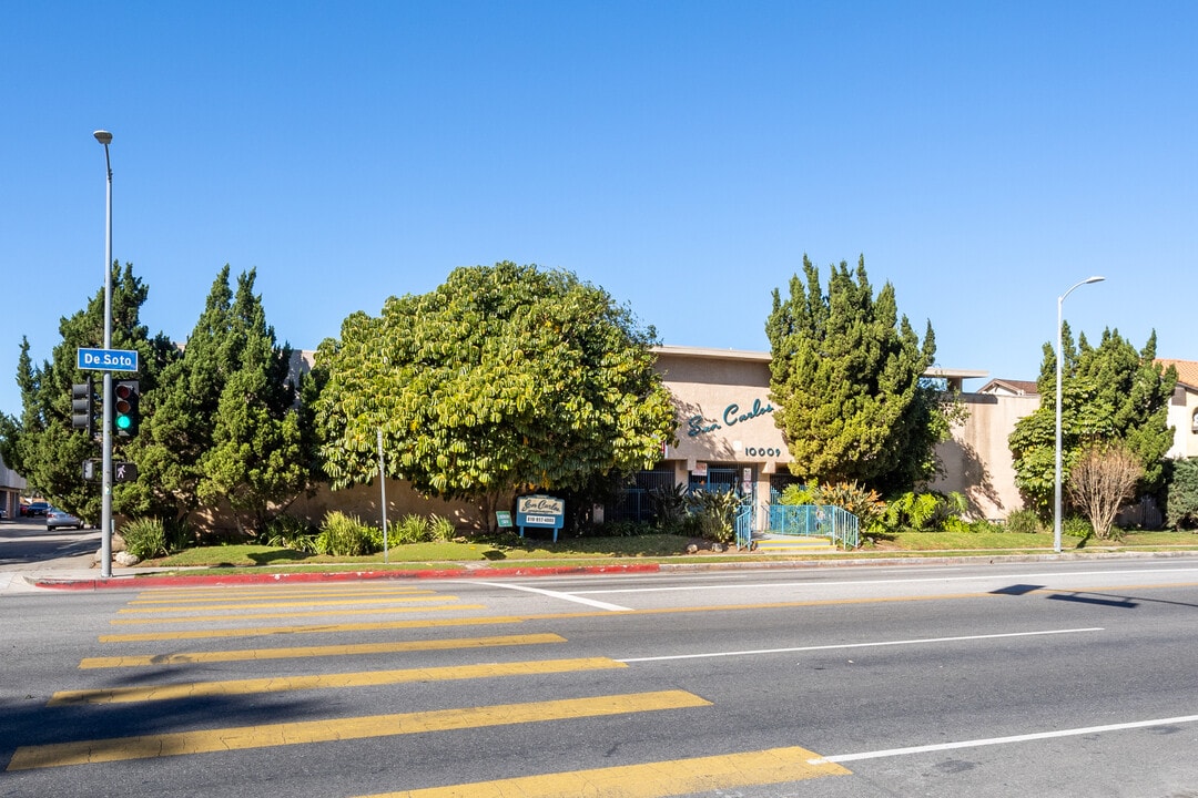 San Carlos Apartments in Chatsworth, CA - Foto de edificio