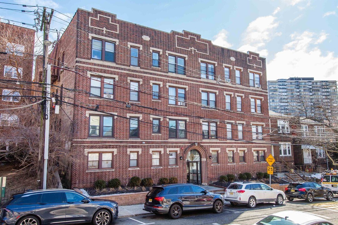 6114 Highland Pl in West New York, NJ - Building Photo