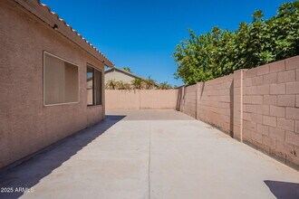 11820 W Cambridge Ave in Avondale, AZ - Foto de edificio - Building Photo
