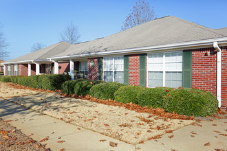 Court Manor Apartments in Prattville, AL - Foto de edificio - Building Photo