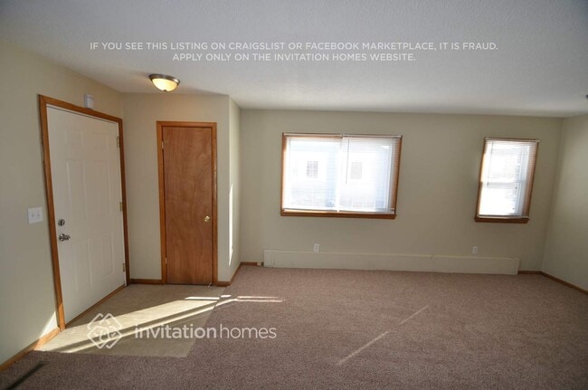 320 Garfield Ave in Champlin, MN - Foto de edificio - Building Photo