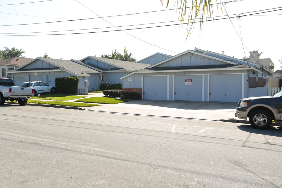 716 Owen Ave in Huntington Beach, CA - Building Photo