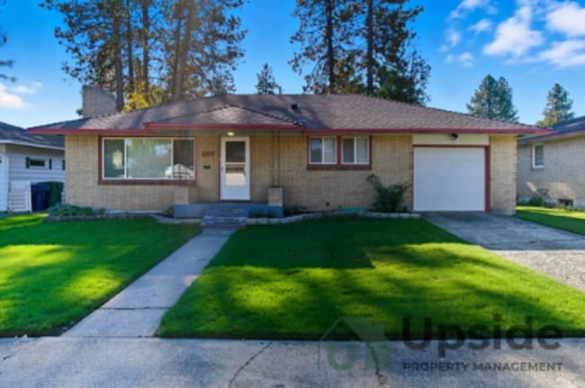 property at 227 W Franklin Ct