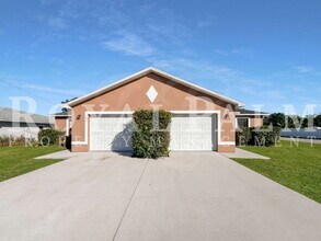 111 SE 2nd Ave in Cape Coral, FL - Building Photo - Building Photo