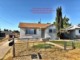 719 E Roosevelt Ave in Visalia, CA - Building Photo