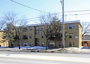 825 Wilson Ave in Toronto, ON - Building Photo