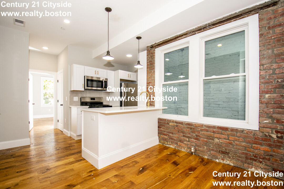 142 Chelsea St, Unit 3 in Boston, MA - Building Photo