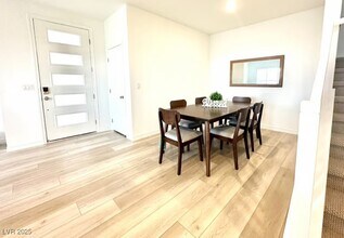 600 Carriage Hill Dr in Las Vegas, NV - Building Photo - Building Photo