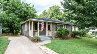 1640 Belle Isle Cir NE in Atlanta, GA - Building Photo