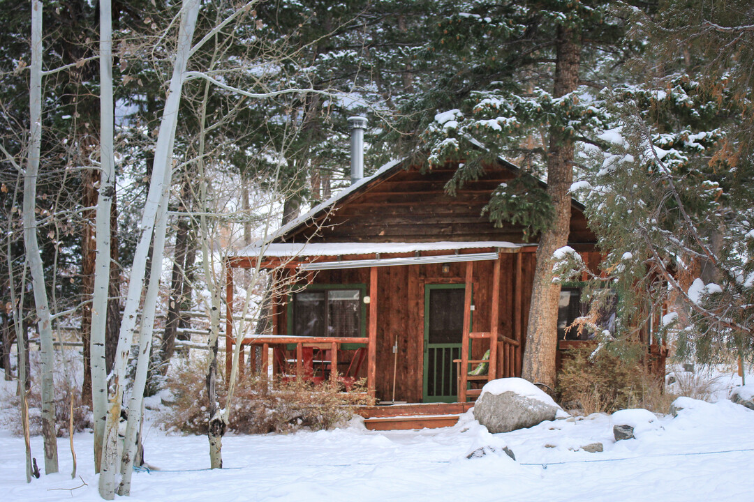 2492 E River Rd in Livingston, MT - Foto de edificio