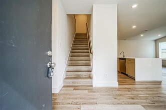 2523 Appian Wy in Roman Forest, TX - Foto de edificio - Building Photo