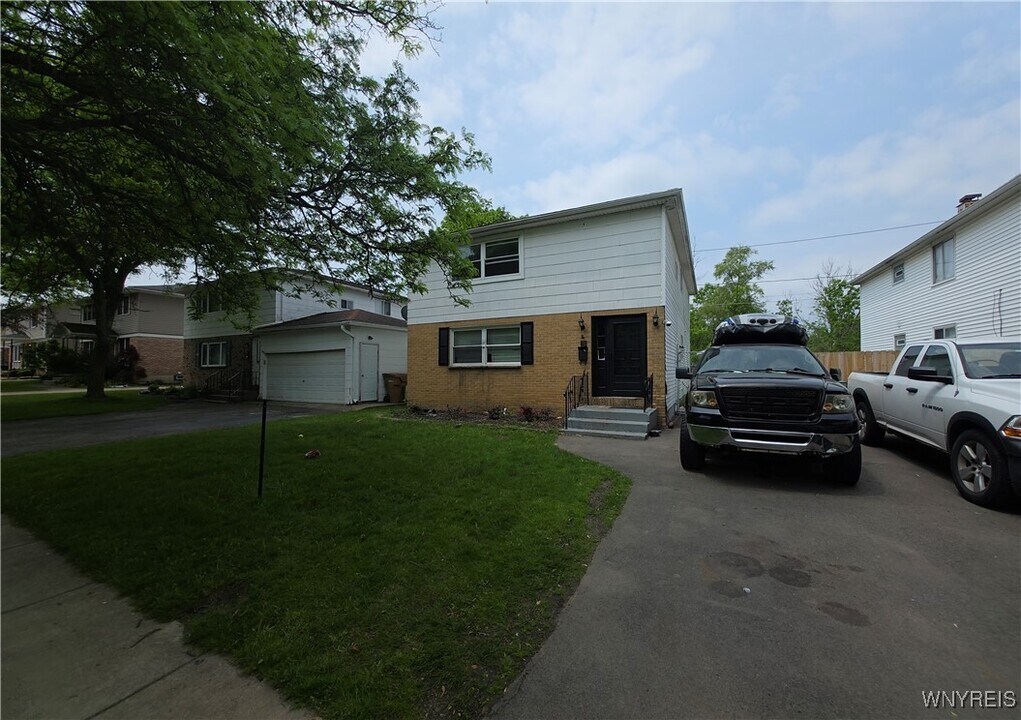 50 Strasbourg Dr in Cheektowaga, NY - Building Photo